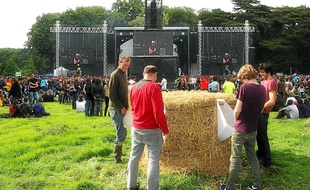 Photo-montage d'uritonnoirs, tels qu'on pourrait en trouver au prochain Hellfest.