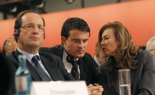 Un procès en diffamation intenté par la compagne de François Hollande, Valérie Trierweiler, s'est transformé lundi en affaire politique du fait de courriers adressés à la justice par le président et le ministre de l'Intérieur, en violation de la séparation des pouvoirs selon la défense.