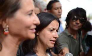 Cécile Duflot a ironisé jeudi soir à Poitiers lors d'un débat sur le rôle des ministres écologistes au gouvernement, estimant qu'elle-même, habituée à parler librement, portait désormais "une muselière" lui permettant "un petit peu de l'ouvrir".