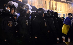 Des heurts sont intervenus entre les manifestants pro-UE et les forces de l'ordre dans la nuit de mardi à ce mercredi, à Kiev, en Ukraine.