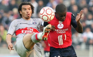 Le Parisien Ceara (à gauche), à la lutte avec le Lillois Mavuba, lros du match Lille - PSG de L1 du 12 avril 2009