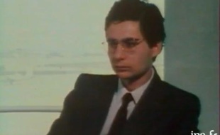 Capture d'écran d'une vidéo de l'INA représentant Eric Besson lors de sa première télévision en 1982.