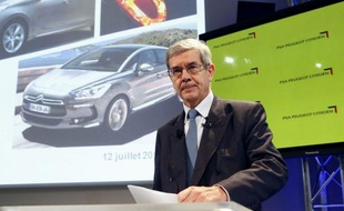 Le président du directoire de PSA Peugeot Citroën Philippe Varin, dont le groupe a annoncé jeudi un plan de suppression de 8.000 postes en France, s'est prononcé pour une baisse "massive" du coût du travail en France.