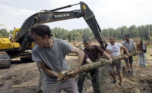 Des militants russes dressent une barricade pour empêcher les bulldozers d'accéder à la forêt de Khimki, le 19 juillet 2010, en Russie.