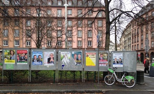Strasbourg, le 29 novembre 2015 - Panneaux électoraux avec les neuf listes candidates aux élections régionales de 2015 en Alsace-Champagne-Ardenne-Lorraine.