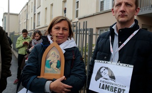 Des manifestants catholiques devant Vincent Lambert