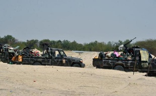 Des véhicules des armées tchadienne et nigérienne le 25 mai 2015 à Malam Fatori, dans le nord du Nigeria, où elles apportent leur soutien à l'armée nigériane dans sa lutte contre Boko Haram