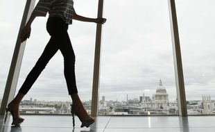 Une femme portant un jean slim lors d'un défilé de la Fashion Week de Londres en 2013