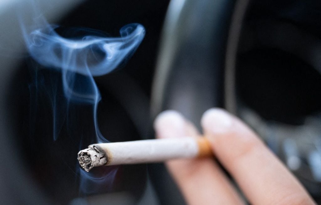 Incendies : Mais en fait, pourquoi on ne trouve plus de cendriers dans les voitures ?