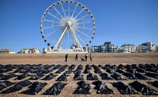 Amnesty international a monté le 22 avril 2015 une opération sur la plage de Brighton (Grande-Bretagne) pour dénoncer la situation des migrants décédés en Méditerranée