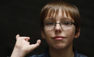 Curtis Thorpe, 13 ans, et dix-sept autres personnes ont gagné leur procès contre la municipalité de Corby, jugée responsable le 29 juillet 2009 de leurs malformations.
