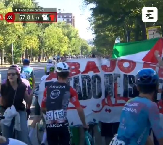 Le coureur d'Arkea Victor Guernalec a été bloqué par une banderole brandie par des manifestants, à Madrid