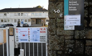 Un écriteau précise la fermeture d'un lycée le 2 mars 2020 pour éviter la propagation du coronavirus.