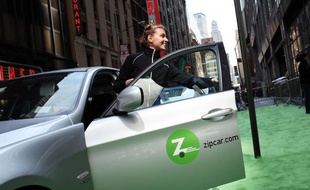 Une automobiliste utilise l'une des voitures du spécialiste de l'auto-partage Zipcar.