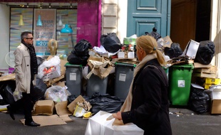 Les poubelles s'entassent dans plusieurs quartiers de Paris, le 8 octobre 2015.