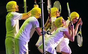 Une partie de tennis sur scène.