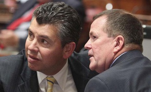 Les sénateurs américains Abel Maldonado (Santa Maria, à gauche), et Roy Ashburn (Bakersfield) lors d'un débat sur le budget de l'Etat, le 30 juin 2009.