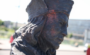 Cette statue de Christophe Colomb a été vandalisée à Rouen, le 23 juin.