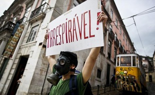 La reprise économique mondiale gagne du terrain, grâce notament à l'action vigoureuse des banques centrales, elle est mise en péril par un marasme persistant en Europe, a mis en garde mercredi l'OCDE dans ses Perspectives économiques.