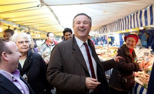 Nicolas Dupont-Aignan sur un marché à Paris, le 4 avril 2012.