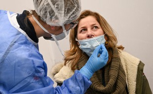 Se faire tester a-t-il encore un sens dans une France à 200.000 cas par jour ?