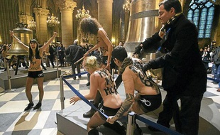 Les féministes du mouvement Femen fêtaient seins nus la renonciation du pape à Notre-Dame de Paris, le 12 février 2013.