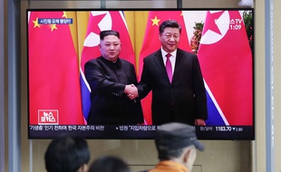 Xi Jinping et Kim Jong-un à la télévision coréenne, à Séoul le 18 juin 2019.