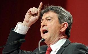 Pour parler aux vieux militants PCF, aux déçus du PS comme aux simples "gens" qui viennent le voir par curiosité, le candidat du Front de gauche Jean-Luc Mélenchon a revisité le genre classique du meeting avec l'ambition d'en faire "un moment d'éducation populaire".
