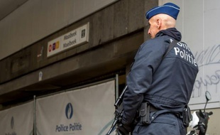 Un policier belge à l'entrée de la station de métro de Maelbeek, le 24 mars 2016 à Bruxelles