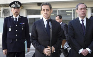Nicolas Sarkozy, entouré de Pascal Lalle, directeur de la Sûreté des Bouches-du-Rhône (à gauche), et du ministre de l'Intérieur, Claude Guéant (à droite), le 8 décembre 2011, à Marseille.