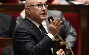 Michel Sapin, ministre des Finances, répond à la question d'un député le 6 mai 2015 à l'Assemblée nationale