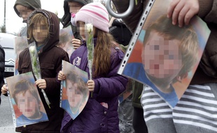 Le 4 décembre 2011, une marche blanche avait eu lieu à Germigny-l'Evêque en hommage à Bastien, 3 ans, décédé après avoir été enfermé dans une machine à laver.
