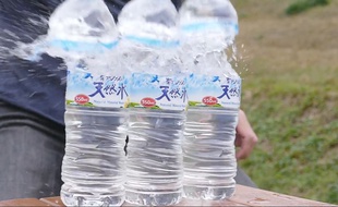 Des bouteilles d'eau passent un mauvais quart d'heure