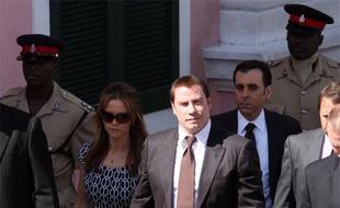 John Travolta et sa femme, Kelly Preston, quittent le tribunal de Nassau, aux Bahamas le 30 septembre 2009, après que l'acteur a témoigné contre Tarino Lightbourn et Pleasant Bridgewater, qui ont tenté de lui extorquer 25 millions de dollars après la mort de son fils Jett, en janvier dernier.