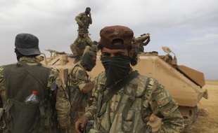 Des supplétifs syriens des troupes turques près de la ville de Ras al-Ayn, en Syrie, vendredi 19 octobre.