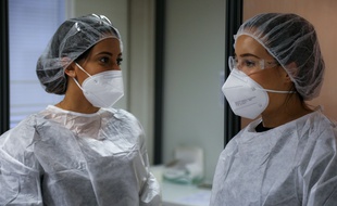 Des professionnels de santé pratiquant des tests de dépistage PCR.