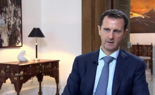 Image fournie par la présidence syrienne, le 4 octobre 2015, du président Bachar al-Assad lors d'une interview à la télévision iranienne Khabar à Damas