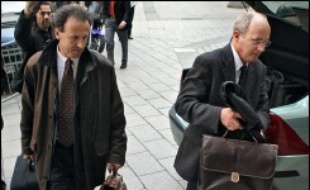 Dans la chasse au corbeau de Clearstream, des "corneilles" pourraient bien mener au mystérieux dénonciateur après la découverte de traces ADN féminines sur les courriers anonymes adressés au juge Renaud van Ruymbeke en mai et juin 2004.