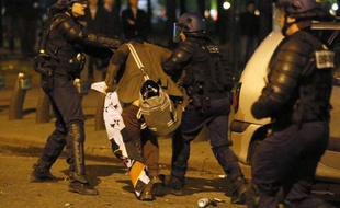 Dix personnes ont été placées en garde à vue mercredi pour "violence" à la suite des incidents après la manifestation parisienne des opposants au mariage homosexuel, dont certains ont lancé des projectiles sur les forces de l'ordre, a-t-on appris de source judiciaire.