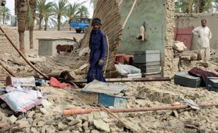 Les rescapés du plus violent séisme en sol iranien en un demi-siècle, ayant fait au moins 41 morts principalement au Pakistan voisin, fouillaient mercredi les décombres de leurs maisons alors que les premiers secours commençaient à arriver.
