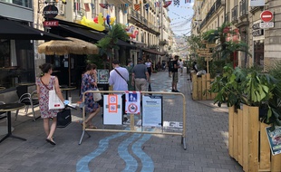 La rue Jean-Jacques Rousseau à Nantes, piétonne et donc très fréquentée pendant l'été