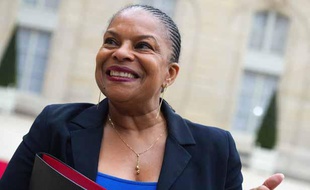 La ministre de la Justice Christiane Taubira, le 7 mai 2013, dans la cour de l'Elysée, après le Conseil des ministres.