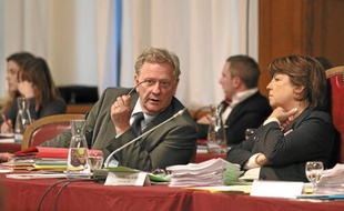 Au conseil municipal, Martine Aubry sait qu'elle peut compter sur Pierre de Saintignon (à g.).