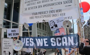 Des manifestants contre le programme de surveillance américain, à Berlin, le 27 juin 2013.