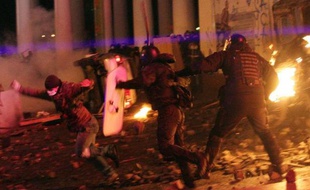 Des affrontements violents faisant des dizaines de blessés ont éclaté dimanche à la fin d'une manifestation à Kiev de 200.000 opposants pro-européens venus défier les autorités après l'adoption de nouvelles lois renforçant les sanctions contre les contestataires.