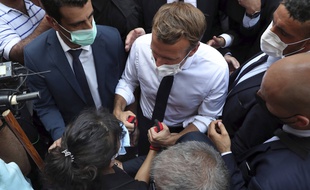Emmanuel Macron tient les mains d'une femme dans le quartier de Gemmayzeh frappé par l'explosion au port de Beyrouth, jeudi 6 août