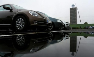 Des voitures Volkswagen et le logo du groupe près de son siège à Wolfsburg en Allemagne le 8 octobre 2015