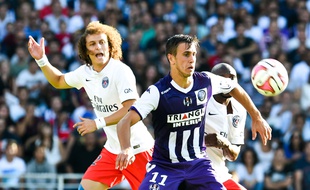 L'attaquant toulousain Aleksandar Pesic devant le défenseur parisien David Luiz lors du match de Ligue 1 entre Toulouse et le Paris-Saint-Germain, le 27 septembre 2014.