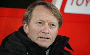 Ariel JACOBS sur le banc d'Anderlecht lors d'un match amical VAFC-Anderlecht le 16 novembre 2007.