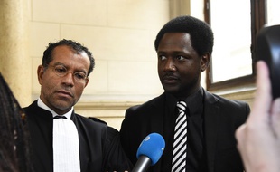 Souleymane Sylla et son avocat Jim Michel-Gabriel au Palais de Justice de Paris, le 3 janvier 2016.